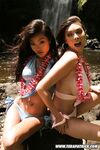 Lucy L és Tera Patrick a vízesésnél