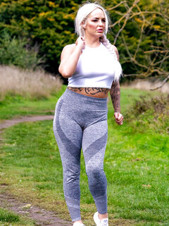 Louise Lee a nagy seggű milf