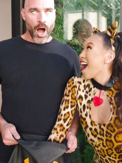 Ázsiai macskalány Kimmy Kimm élvezi a kopasz szeretőjét az ágyban