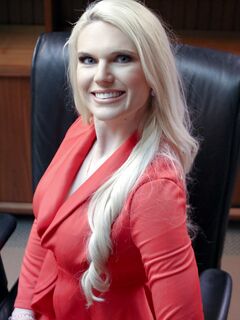 Milf de pelo largo Sydney Davis folla con confianza al director