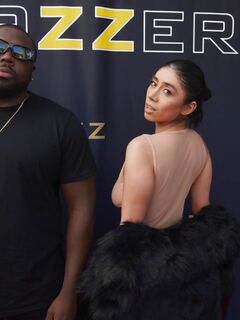 Violet Myers chupa e monta a grande madeira preta para um orgasmo girando