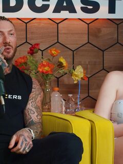 Tattoed dekleta Abigail Morris in Toochi Kash delijo rdečega volka
