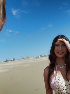 A sedutora garota da praia Reyna Belle é fodida pelo cara de cabelos longos
