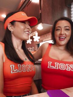 Los amores esmeraldas y Cassie Lenoir se están lamiendo el coño durante el sexo salvaje